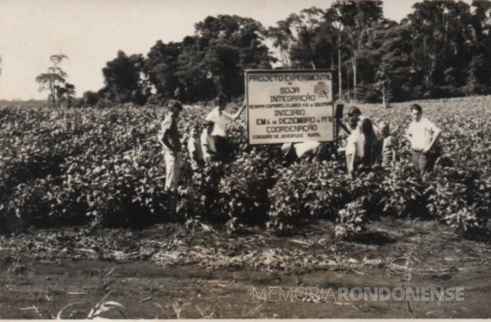 || Colocação da placa de identificação do projeto experimental do Clube 4S Flor da Serra, em dezembro de 1970.
O coordenador Auro Becker, está à esquerda de camisa branca; e Harto Viteck, presidente do clube, à direita, de camisa escura de costa.
Imagem: Acervo Memória Rondonense - FOTO 3 -