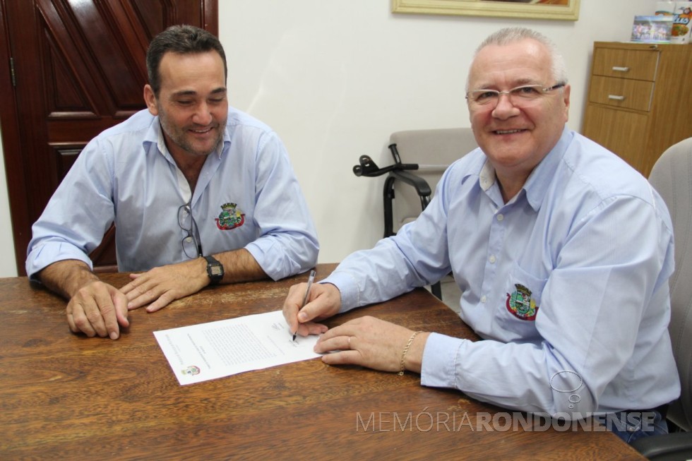 || Leomar Rohden (Mano) reassumindo o cargo  de prefeito municipal de Pato Bragado na presençao do vice-prefeito Dirceu Anderle (e).
Imagem: Acervo Imprensa - Pato Bragado - FOTO 17
 - 