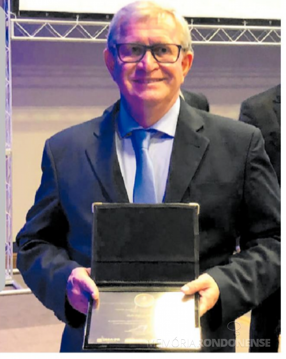|| Engenheiro-civil rondonense Elói Eckstein com  o Prêmio Destaque Profissional 2018 do CREA-PR, laureado em novembro de 2018. 
Imagem: Acervo O Presente - FOTO 6 -