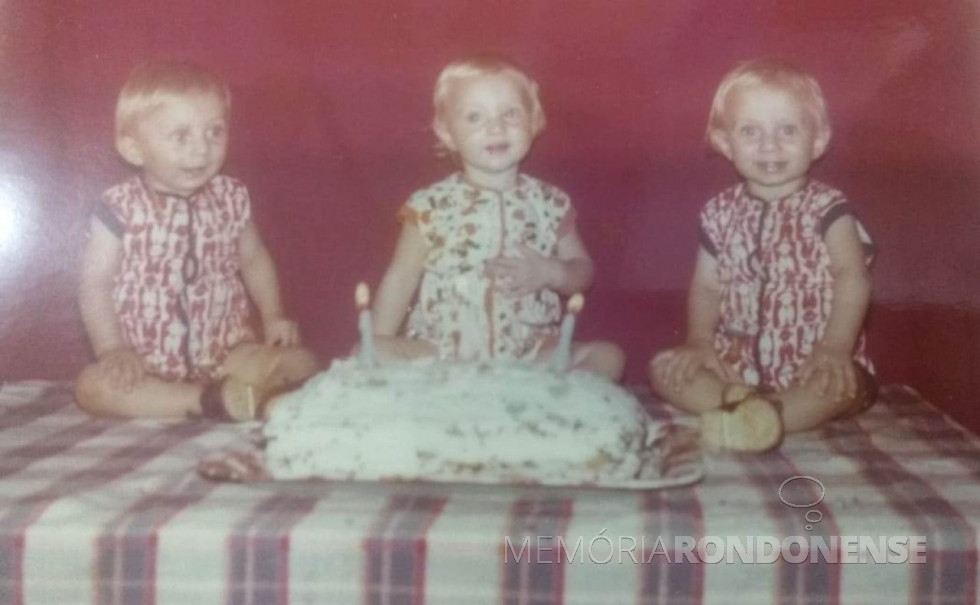 || Trigêmeos Gerson Janete e Gilmar na comemoração do 1º aniversário, em março de 1975. 
Imagem: Acervo Giovani Fiori - FOTO 5 -