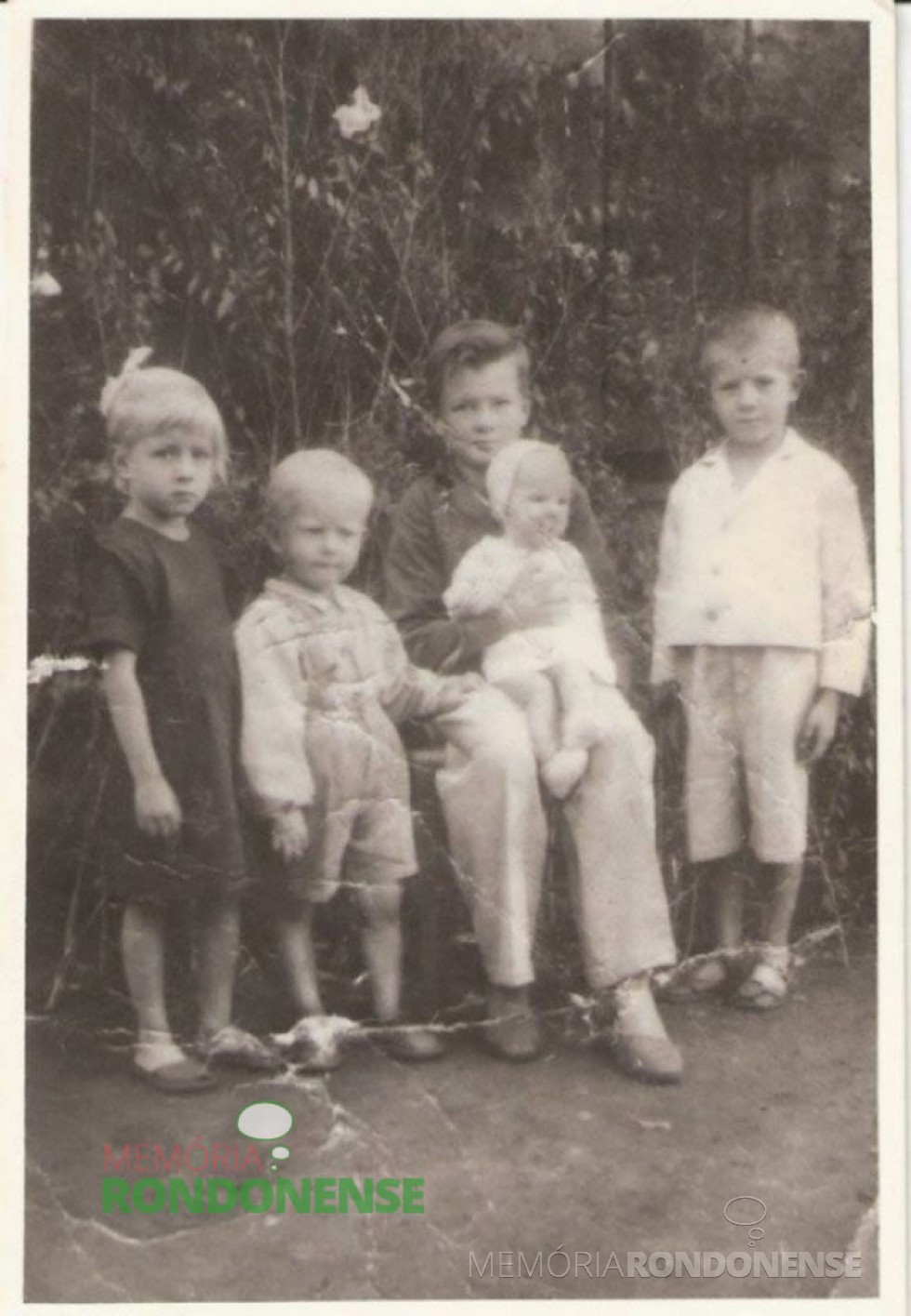|| Os irmãos Graff em setembro de 1953, filhos de Evaldo e Constância Graff, fotografados antes da saída da mudança com destino a então General Rondon. (Imagem: Acervo Vilton Graff) - FOTO 2 