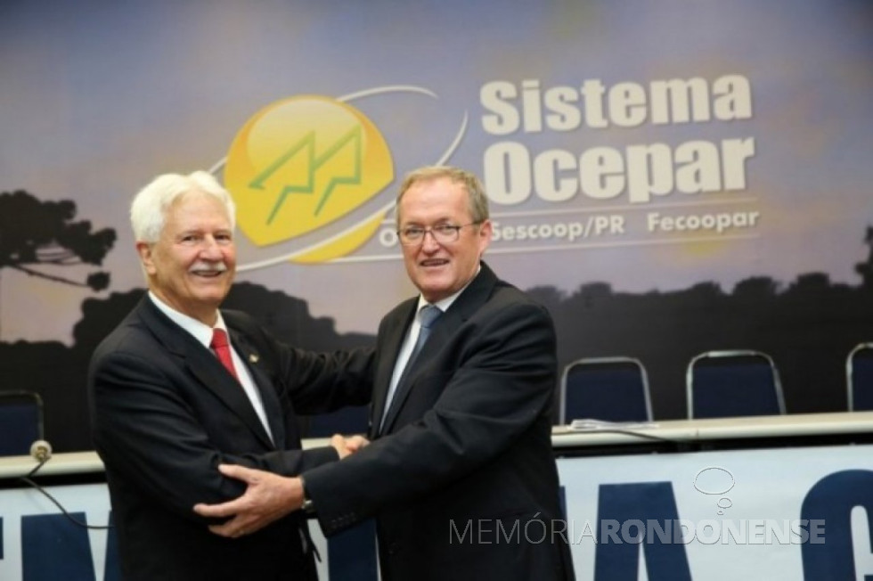 || Transmissão de cargo de diretor-presidente da Ocepar, de José Paulo Koslovski (e) ao engenheiro-agrônomo José Roberto Ricken, em abril de 2016.
Imagem: Acervo Ocepar – FOTO 18 –
