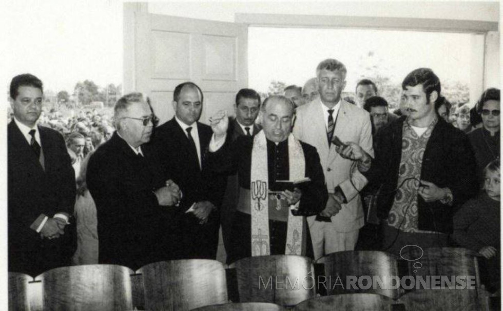 || D. Armando Cirio, bispo da diocese de Toledo, dando benção ao primeiro fórum de Marechal Cândido Rondon. Da esquerda à direita: desembargador Alceste Ribas de Macedo, presidente do Tribunal de Justiça do Paraná, Pe. Antonio Darius, pároco da Matriz Católica Sagrado Coração de Jesus; 3º e 4º - não identificados; Dealmo Selmiro Poersch (de terno claro), prefeito municipal de Marechal Cândido Rondon; e vereador Jossoé do Amaral Campos (meio rosto, de bigode) e demais não identificados.
Imagem: Acervo Fundo Fotográfico de Marechal Cândido Rondon - FOTO 2 -