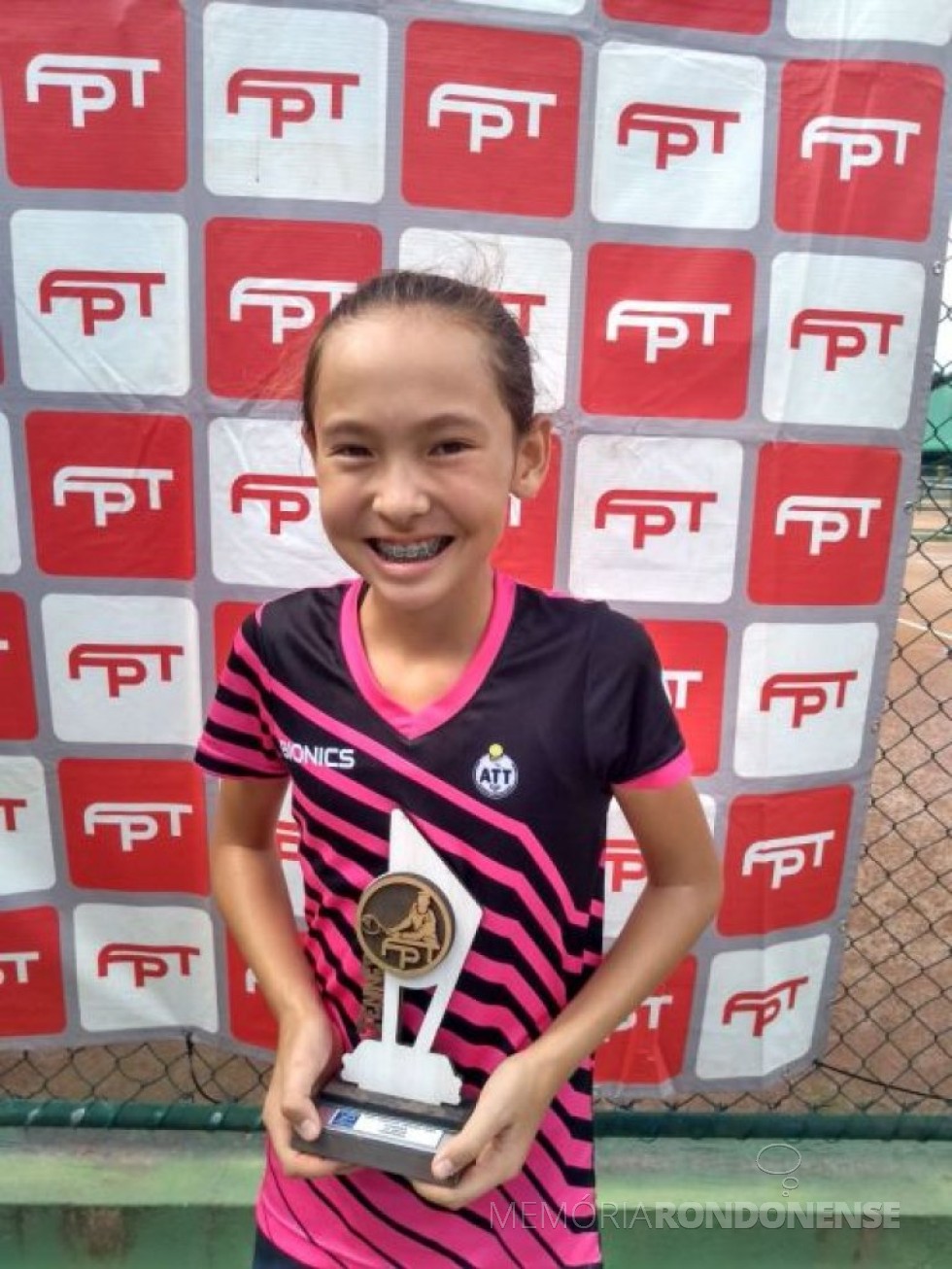 || Tenista rondonense Emili Takano, vencedora do Campeonato Paranaense 2018, categoria até 12 anos, em abril de  2018.
Imagem: Acervo O Presente - FOTO 13 - 