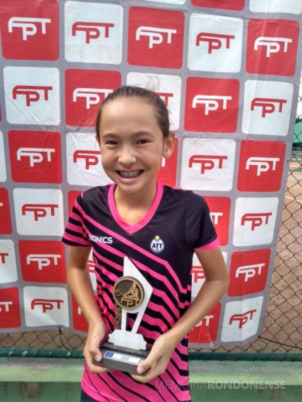 || Tenista rondonense Emili Takano, vencedora do Campeonato Paranaense 2018, categoria até 12 anos, em abril de 2018.
Imagem: Acervo O Presente - FOTO 16 -