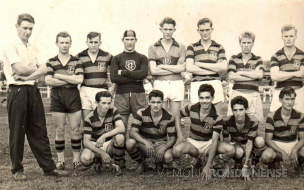 || Equipe do Esporte Clube Flamengo. Da esquerda para a direita, em pé: Auri Osmar Zart; Eloi Fischer; Ulli Henke; goleiro - não identificado; Armindo Schmidt; Norberto Schmidt; 7º e 8º - não identificados. Agachados: não identificados.
* Não é possível dizer se a equipe que aparece na fotografia tenha sido a que jogou contra o Vasquinho, de Guaíra.
Imagem: Acervo Vane Jochims Hensel - FOTO 10 -