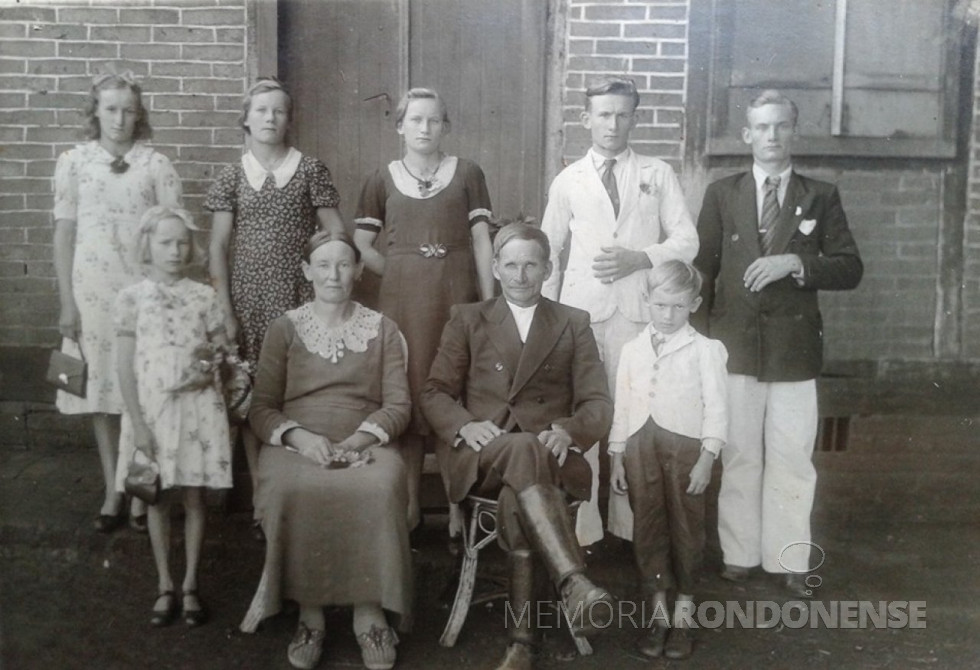 || Pioneiro Theodoro Winter (último à direta, em pé, de  paletó escuro), com seus pais, o casal Hotilia  e Wilhelm,  e irmãos. 
Da esquerda à direita; Elza, Elma, Alma e Erico. 
À frente, Erna e Egon. 
Imagem: Acervo Maico Pfeifer - FOTO 15 -
