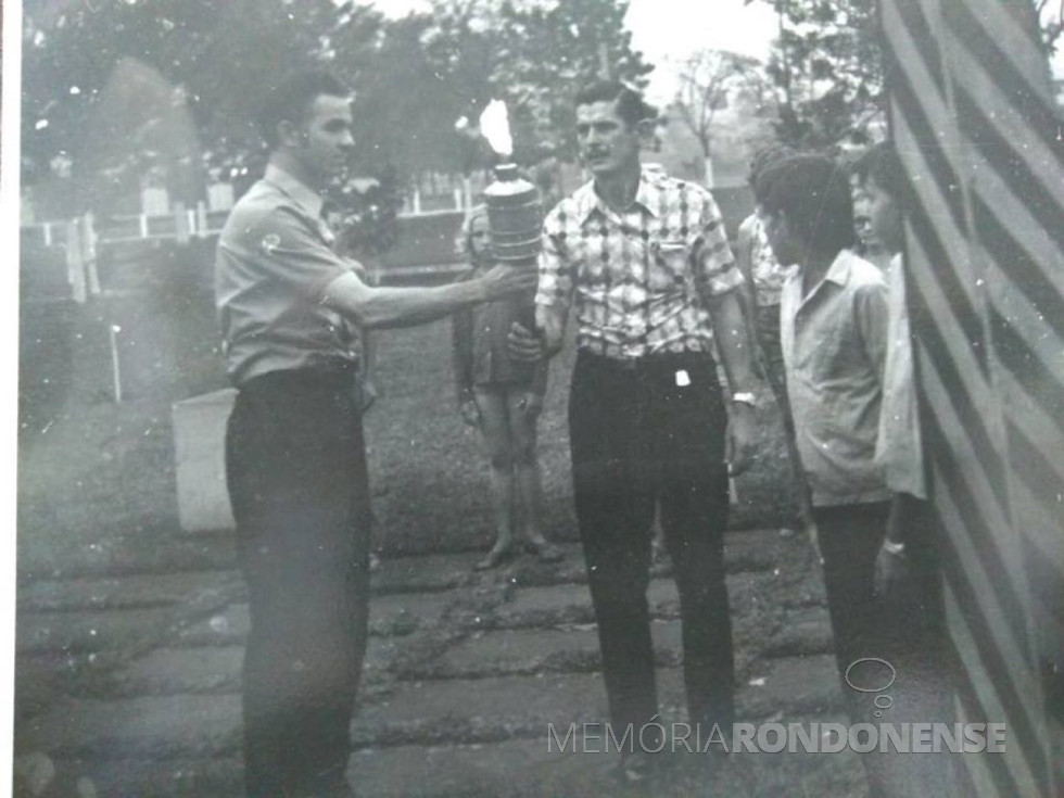|| Willibaldo Hoppe, como subprefeito do distrito rondonense de Porto Mendes, recebendo do então prefeito municipal Almiro Bauermann, na Praça Willy Barth, na sede municipal de Marechal Cândido Rondon, o fogo simbólico da Pátria para levá-lo até a sede distrital rondonense mencionada.
Era o fogo simbólico do Sesquicentenário da Independência do Brasil.
Imagem: Acervo de Lore Hoppe - FOTO 5-