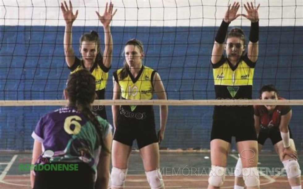 || Atletas da equipe de volei do Colégio Evangélico Martin Luther durante a partida contra o Colégio Regina Mundi, de Maringá, em setembro de 2015.
Imagem: Acervo O Presente - FOTO 16 -