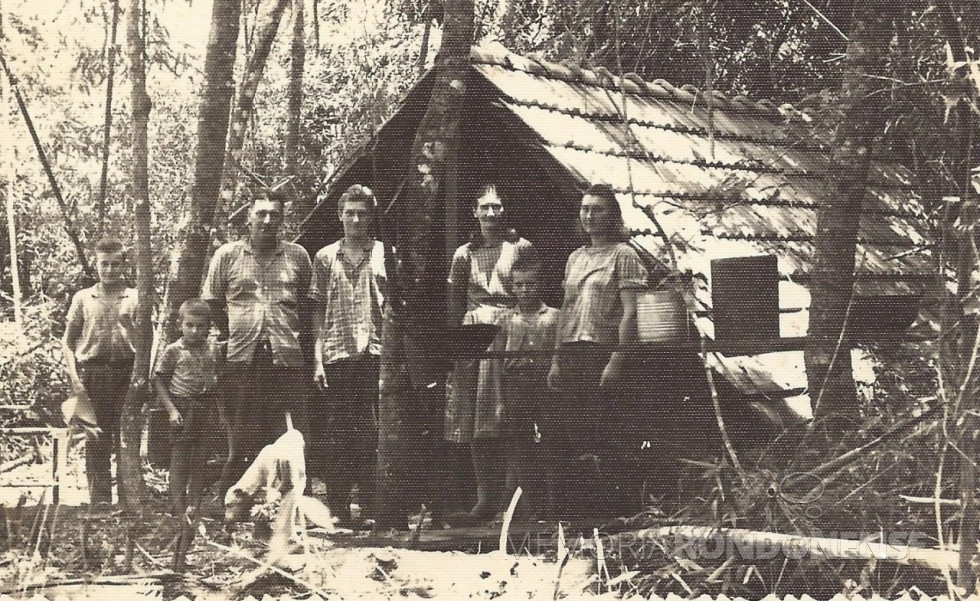 || Edgar Weber com a esposa Amália e filhos em frente ao abrigo improvisado nas terras adquiridas  em Bom Jardim,  no período de derrubada de mato para a formação de lavoura. 
Da esquerda a direita: Leo Zeno, Helio,  pai Edgar Weber, Ruben,  a  senhora Amália,  Lauri e a filha Nelsi Helena. 
Imagem: Acervo Nelsi Weber Fischer - Santa Clara do Sul , RS - FOTO 2 - 