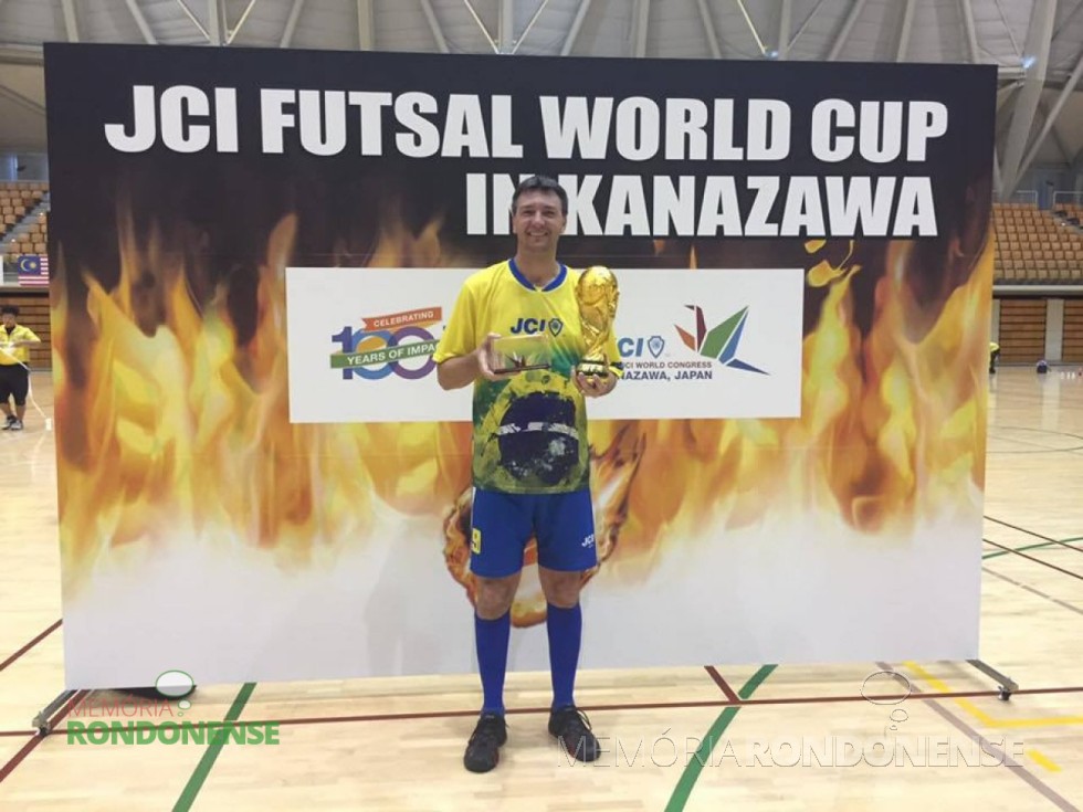 || Rondonense Gilson Metz  eleito como o melhor jogador do Campeonato Mundial de Futsal, durante o Congresso Mundial da JCI, em Kanazawa, Japão. 
Imagem: Acervo Gilson Metz - FOTO 19 - 