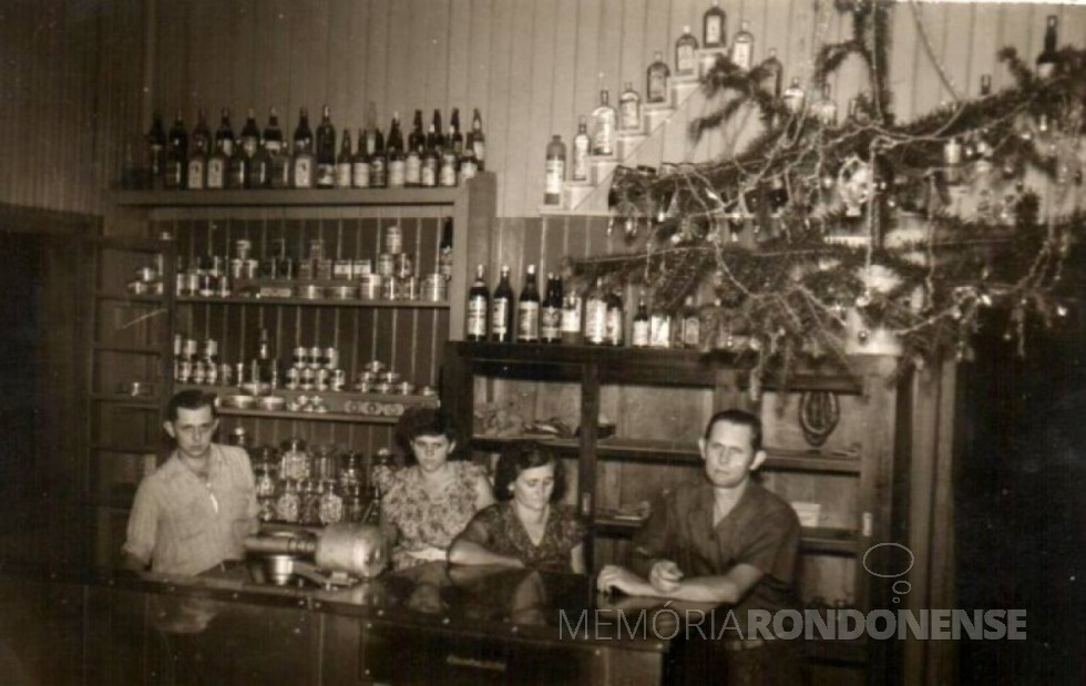 || Rudolfo Schroeder em fotografia tirada no bar, churrascaria e sorveteria de sua propriedade, numa noite de Natal da década de 1950, na companhia da esposa, do filho e da filha. Imagem: Acervo Hilga Schroeder/Mirta Steinmacher - FOTO 6 -