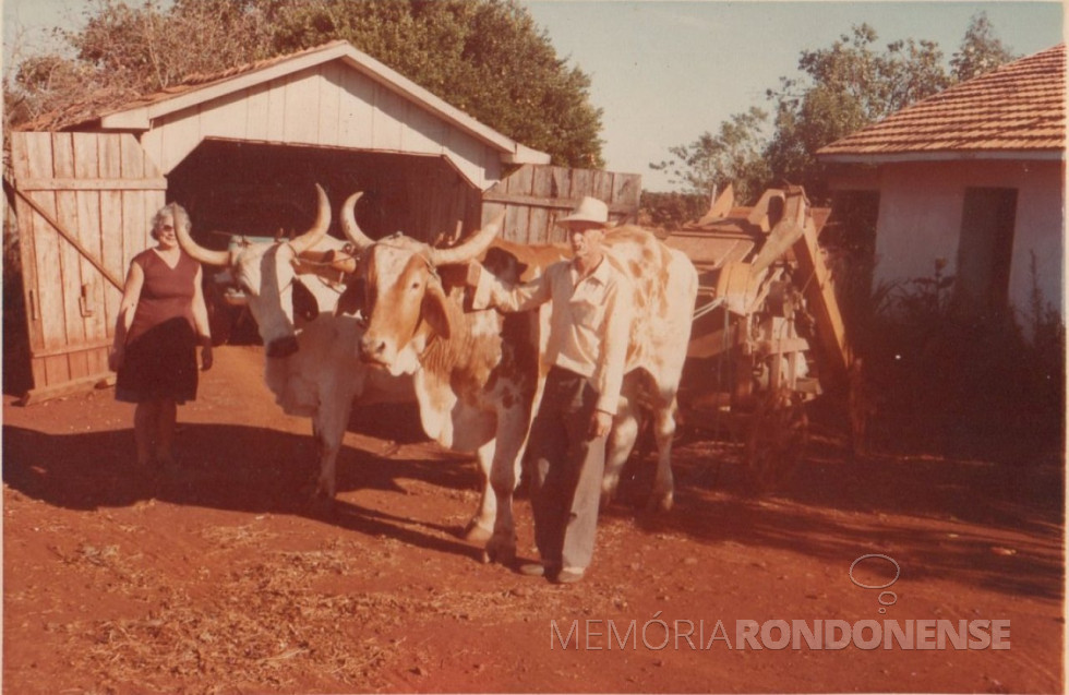 || Casal Rene Assela e Seni Edemar Schacht, pioneiro do distrito de São Roque, ele falecido em fevereiro de 1992 e ela em fevereiro de 1997.
Imagem: Acervo Clarice Beatriz Schacht Fietz - FOTO 7 -