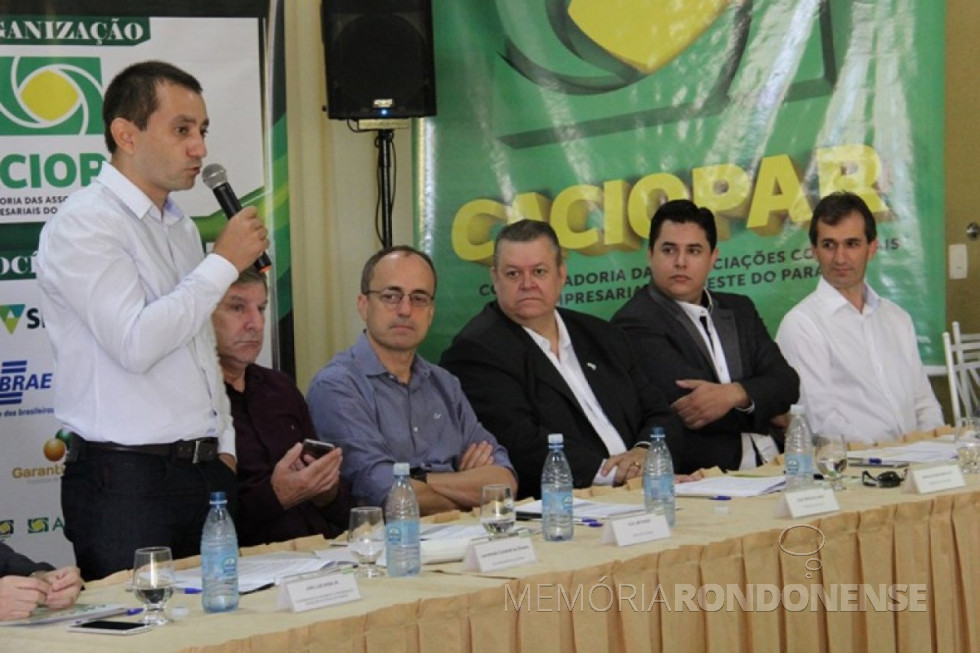 || Empresário Leoveraldo Curtarelli de Oliveira discursando durante a reunião da Caciopar, em Santa Helena, mês de março de 2016. Da esquerda à direita: deputado estadual Elio Rusch; Guido Bresolin Júnior - presidente da Faciap; Sérgio Marcucci, presidente da Caciopar, 5º não identificado; e Jucerlei Sotoriva, prefeito municipal de Santa Helena. Imagem: Acervo Faciap - FOTO 13 –