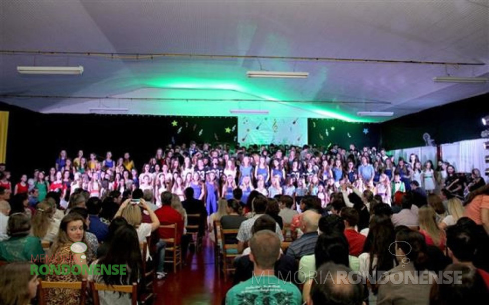 || Gran finale do 6º Encoro - Encontro Nacional de Coros Juvenis - apresentação de todos os corais participantes do evento, em agosto de 2015.
Imagem: Acervo O Presente - FOTO 8 -