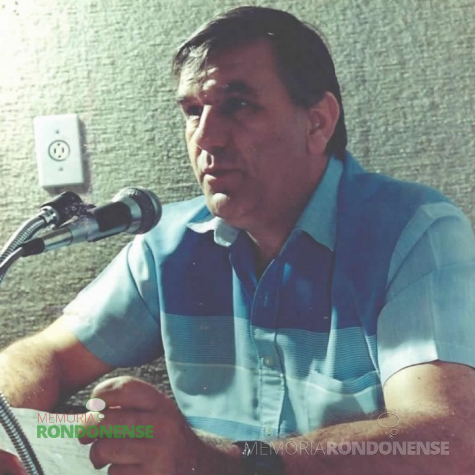 || Comunicador Dorival Weber fotografado no começo de sua apresentação do programa