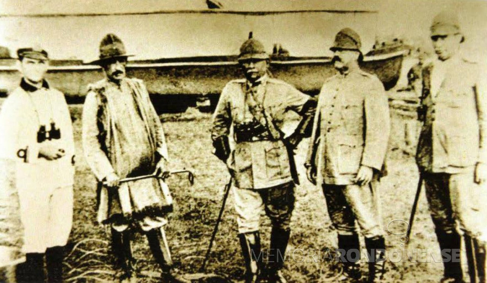 || General Rondon na cidade de Guaira em vista à sede da Cia. Matte Larangeira, na década de 1920.
Da esquerda a direita: 1º - não identificado; Wilson Sidwell, de origem estaduninense, engenheiro da Matte Larangeira, General Rondon e o Hugo Pontes, militar comandante das tropas legalistas contra a Coluna Prestes; 5º - não identificado.
Imagem: Acervo Museu Pe. José Gaertner - FOTO 1 -