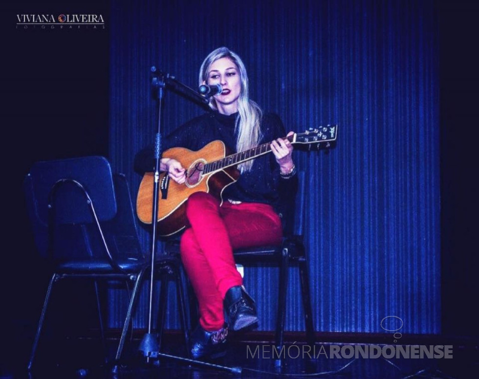 || Carolina Silva Wendland, funcionária da Copagril, que participou das finais do Festival de Música FIEP , em novembro de 2017. 
Imagem: Acervo Comunicação Copagril -  Crédito: Viviana Oliveira Fotografia - FOTO 12 - 