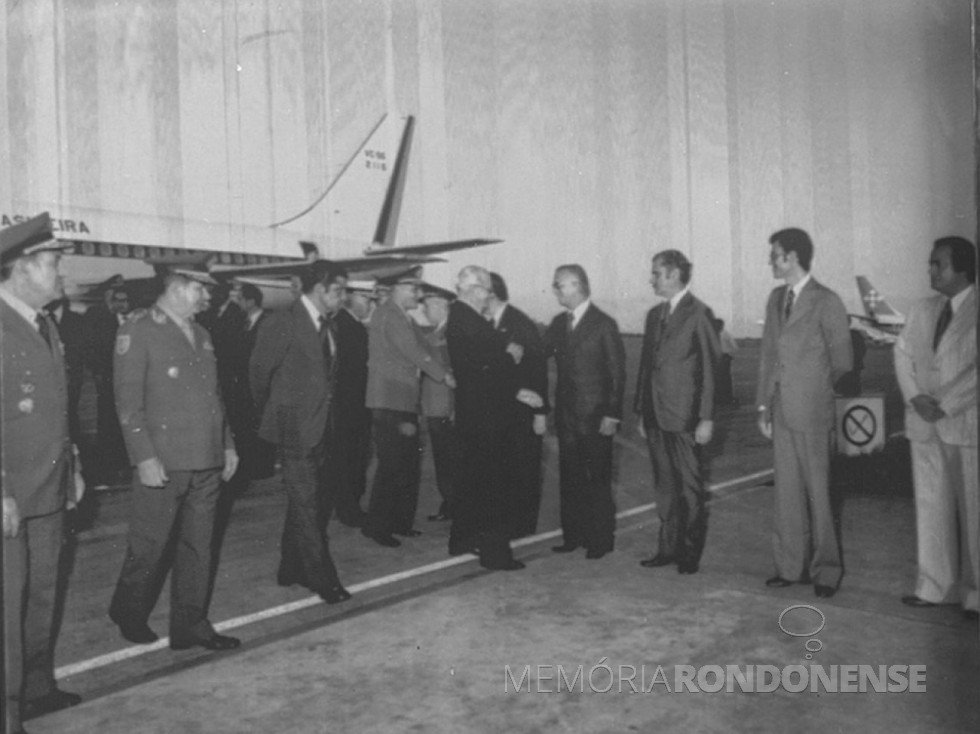 || Presidente da República General Ernesto Geisel recepcionado no aeroporto Internacional de Foz do Iguaçu, em outubro de 1978, cumprimentado pelo diretor-geral de Itaipu Binacional, general Costa Cavalcanti.
O governador Jayme Canet Junior, do Paraná, de terno escuro e com os braços nas costas.
Imagem: Acervo Wagner Dias - Foz do Iguaçu - FOTO 14 -