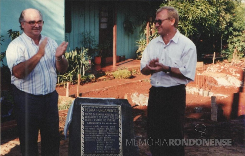 || Solenidade de lançamento da pedra fundamental para a construção da Câmara Municipal de Entre Rios do Oeste, com o descerramento da placa alusiva pelo prefeito municipal João Natálio Stein (e) e vereador Romário Schaefer, presidente da Câmara Municipal. 
Imagem: Acervo CM-ERO - FOTO 9 -