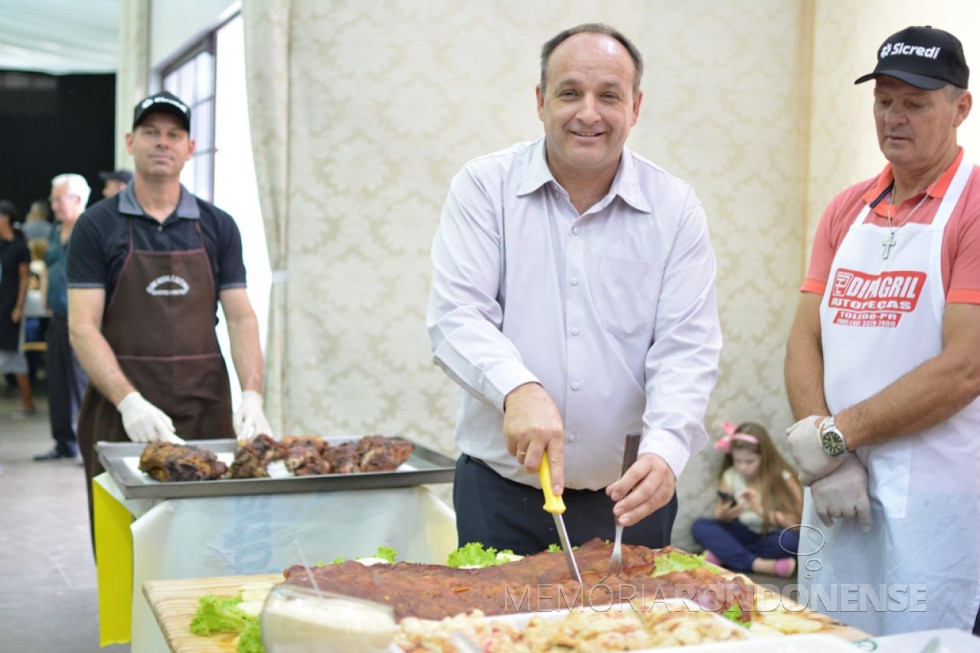 || Prefeito municipal de Quatro Pontes, João Laufer, fazendo o corte do prato típico do município. 
À direita, é o assador Arcírio Krache e outro assador não identificado (é de Novo Sarandi). Ambos são ligados ao Clube Cultural de Quatro Pontes. 
Imagem: Acervo Imprensa PM-Quatro Pontes - Crédito: Milena Vargas - FOTO 16 -