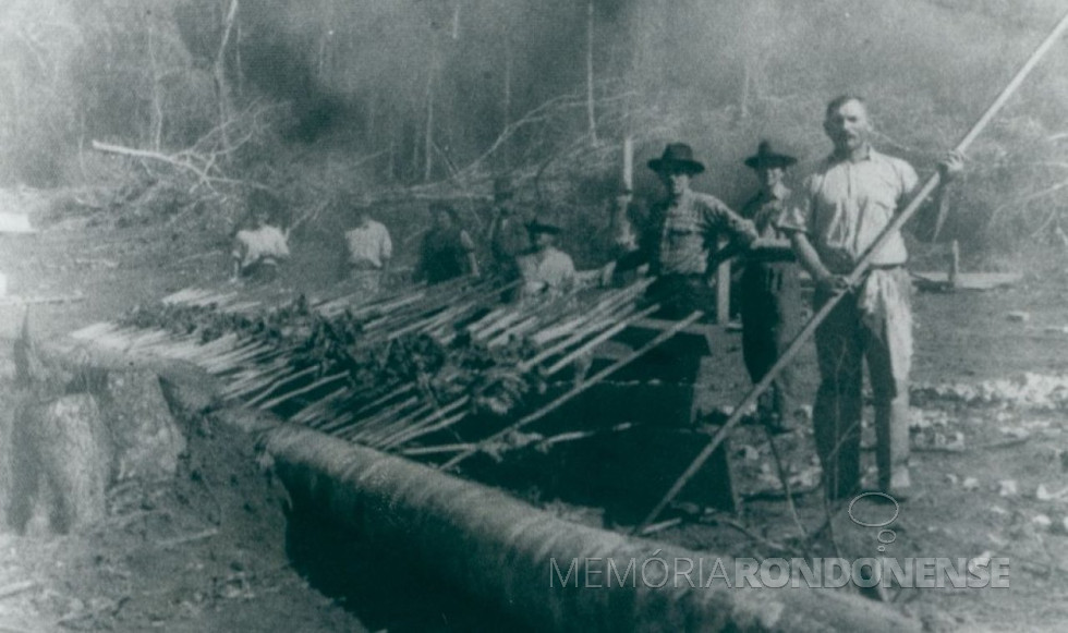 || Primeira churrascada na então localidade de Maripá, em 1953. Provavelmente, foi para comemorar a fundação da vila. 
Imagem: Acervo da prefeitura. - FOTO 13  -