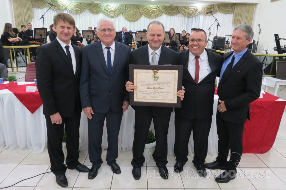|| Entrega do título de cidadania honorária a Jaime Forte Daros, em final de julho de 2018. Da esquerda à direita: vereador Nilson Hachmann, vereador Pedro Rauber (Presidente da Câmara Municipal de Marechal Cândido Rondon), homenageado, vereador Cleiton Freitag e Valdir Sackser, chefe de gabinete da Prefeitura Municipal de Marechal Cândido Rondon, representando o prefeito municipal Marcio Rauber.
Imagem: Acervo O Presente - Crédito: Cristiano Marlon Viteck - FOTO 12 -