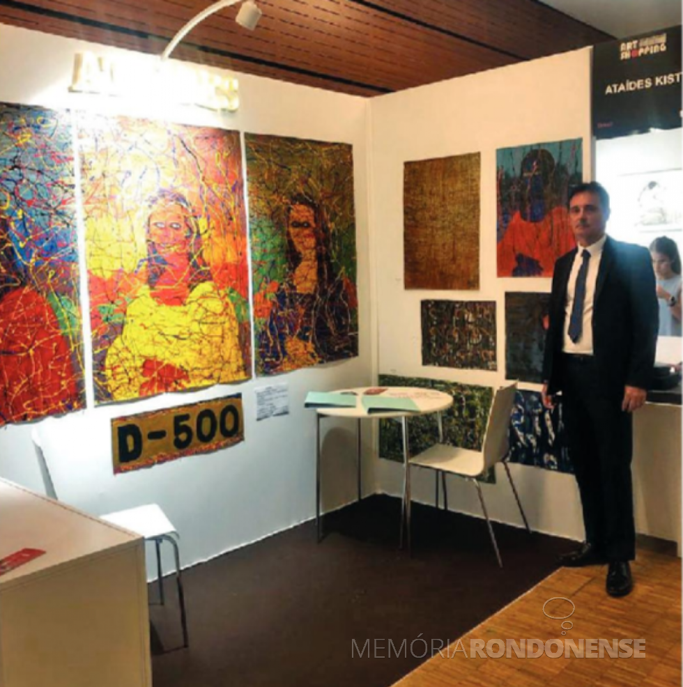 || Artista Ataídes Kist em sua participação no Salon International D'Art Contemporain, em Paris, em final de maio de 2019.
Imagem: Acervo O Presente - FOTO 8 -