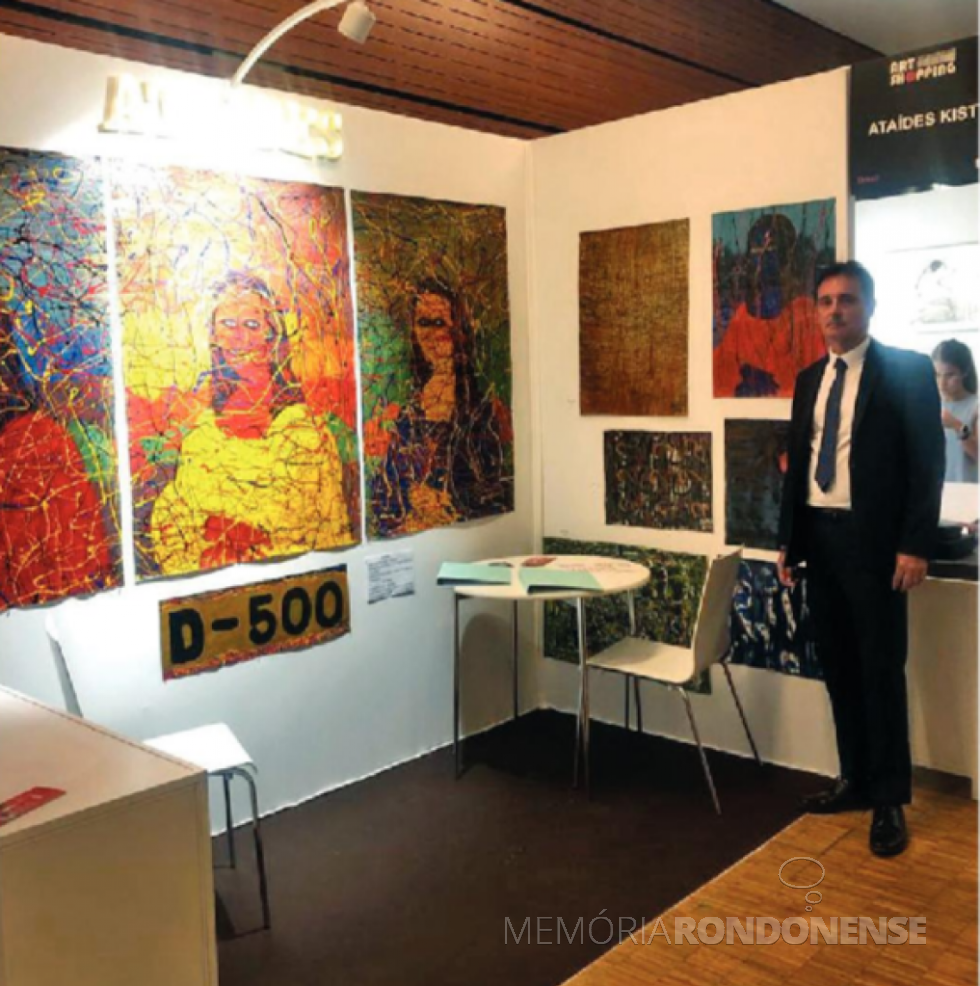 || Artista  Ataídes Kist em sua participação no Salon International D'Art Contemporain, em Paris, em final de maio de 2019. 
Imagem: Acervo O Presente - FOTO 8 - 