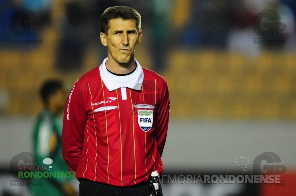 || Roberto Braatz - árbitro assistente rondonense atuou na Copa do Mundo 2010, na África do Sul. 
Imagem: Gazetapress - FOTO 22 - 