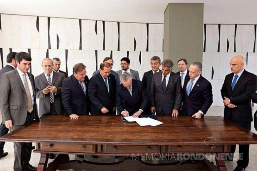 || Momento em que o vice-presidente Michel Temer assinava o termo de contrafé de notificação para assumir interinamente a presidência da República, maio de 2016.
Imagem: blogs.ne10.uol.com.br - FOTO 14 –