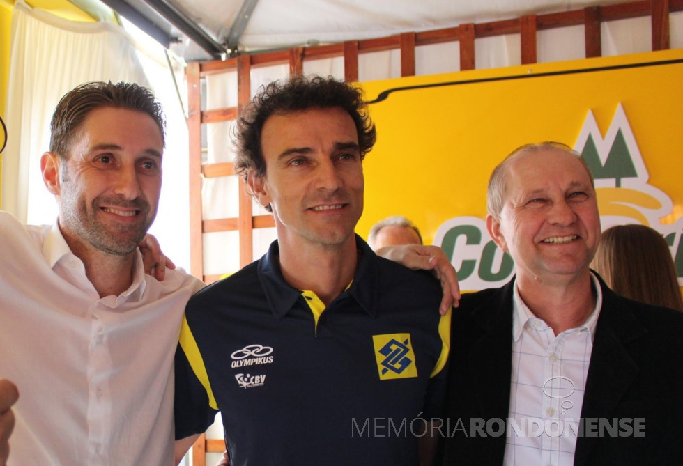|| Jogador Emanuel Fernando Scheffer Rego com o prefeito municipal Marcio Andrei Rauber e o presidente da Copagril, Ricardo Silvio Chapla, em julho de 2018.
Imagem: Comunicação Copagril - FOTO 13 -