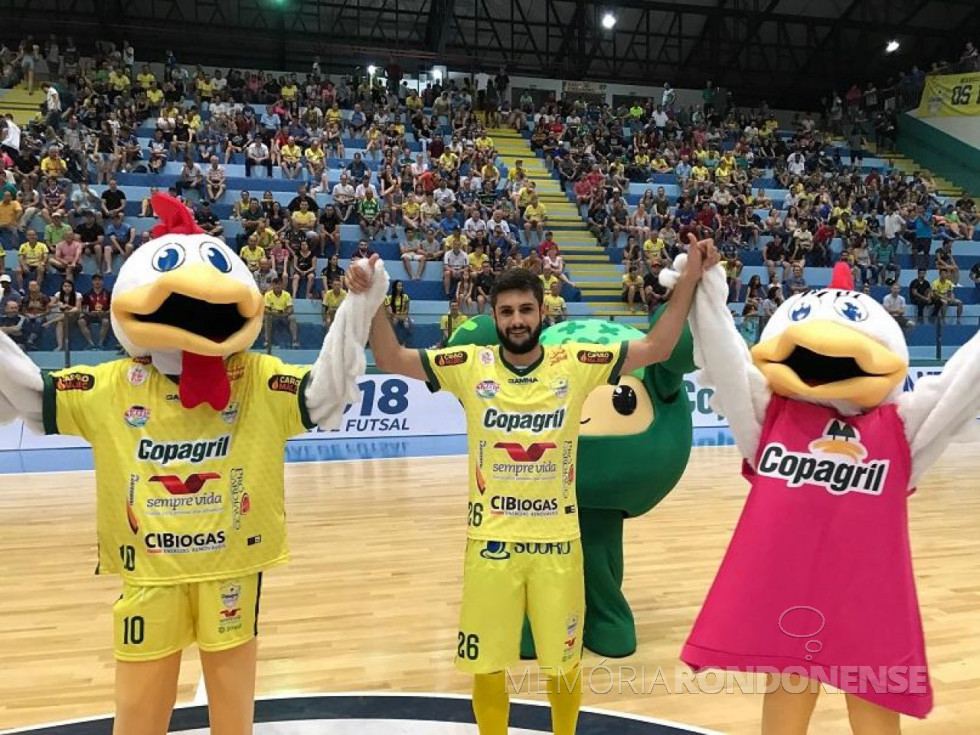 || Apresentação do atleta Eduardo Jabá durante a partida da Copagril contra o Shouse, no Ginásio de Esportes Ney Braga, em abril de 2018.
Imagem: Acervo Imprensa Copagril - Crédito: Carina Ribeiro - FOTO 29 -