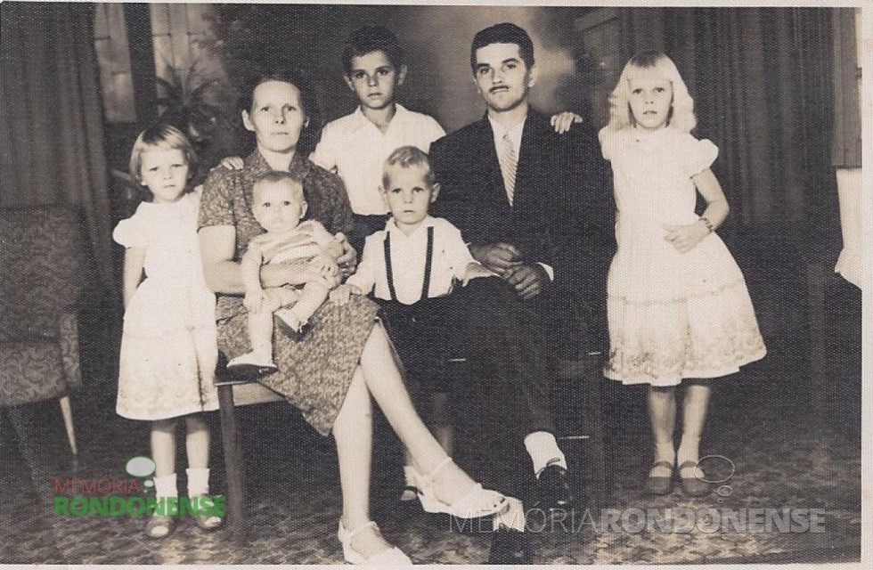 || Casal Isabela (nascida Jeziorni) e Arthur Winter com os filhos Elio Edvino, Ivone, Lori, Gerda e Felipe
Imagem: Acervo  do casal. - FOTO 1 - 