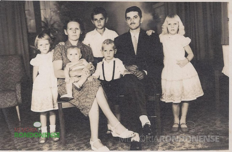 || Casal Isabela (nascida Jeziorni) e Arthur Winter com os filhos Elio Edvino, Ivone, Lori, Gerda e Felipe
Imagem: Acervo do casal. - FOTO 1 -