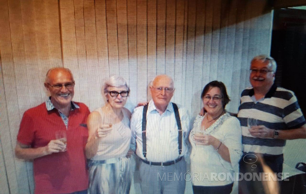 || Pioneiro rondonense Theodoro Koniecziniak com os filhos Ralf, Helena, Renate e Fred.
O pioneiro faleceu em junho de 202.
Imagem: Acervo Ralf Koniecziniak - FOTO 1 -