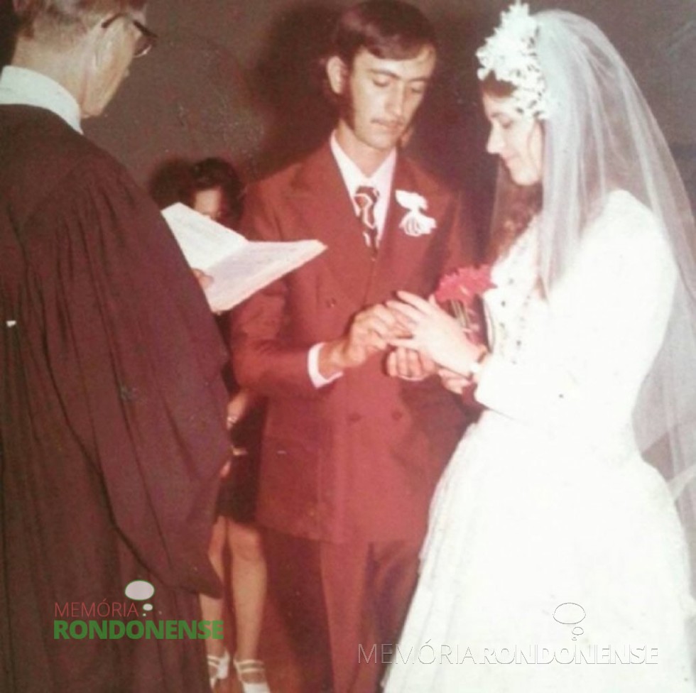 || Celebração do casamento dos jovens rondonenses Enio Germano Dietrich e Selmita Schwingel Post pelo reverendo Guilherme Lüdke, em fevereiro de 1974. Imagem: Acervo Mery Camargo - FOTO 4 - 