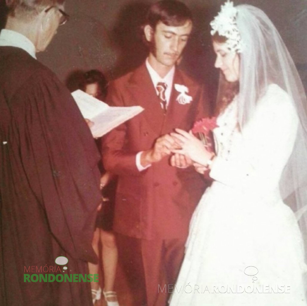 || Celebração do casamento dos jovens rondonenses Enio Germano Dietrich e Selmita Schwingel Post pelo reverendo Guilherme Lüdke, em fevereiro de 1974. Imagem: Acervo Mery Camargo - FOTO 4 -