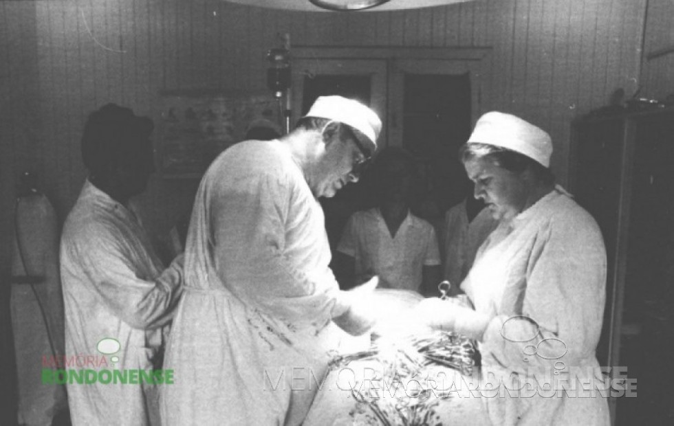 || Dr. Friedrich Rupprecht Seyboth em procedimento cirúrgico com o auxílio da esposa Ingrun.
Imagem: Acervo da Família Seyboth - FOTO 1 -
