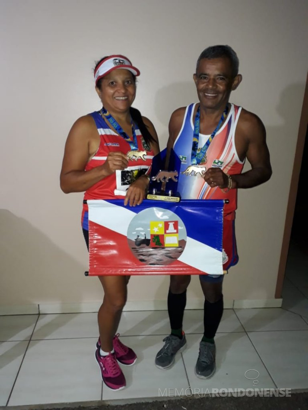 || Atleta Edivaldo Quintino da Silva, vencedor no Circuito da Onça, na cidade de Cascavel, ladeada pela atleta Margarida Hilda Luido da Silva,em dezembro de 2019.
Imagem: Acervo Imprensa PM-Quatro Pontes - FOTO 35 -