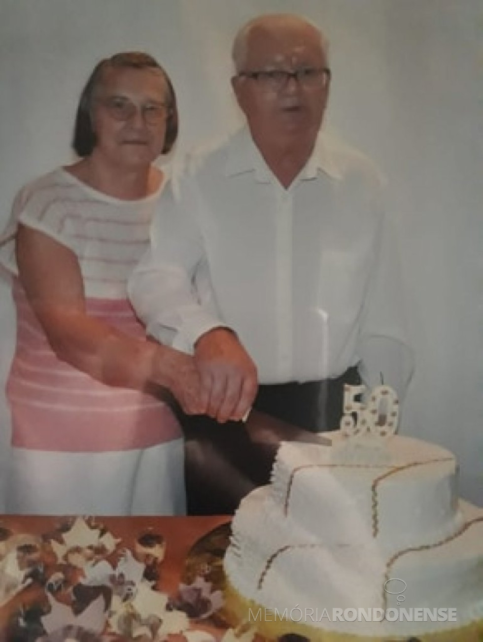 || Casal pioneiro rondonense Erica e Carlos Graff na comemoração das Bodas de Ouro, em fevereiro de 2013.
Imagem: Acervo da família - FOTO 8 -