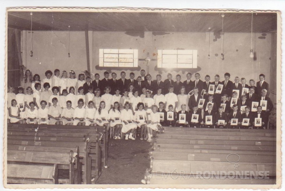 || Grupo de confirmandos de 1969 da Comunidade Evangélica Martin Luther, de Marechal Cândido Rondon. 
Ao fundo, junto ao cruzeiro o pastor Joachim Pawelke. 
Imagem: Acervo Uschi Bofinger - Alemanha - FOTO 3 - 