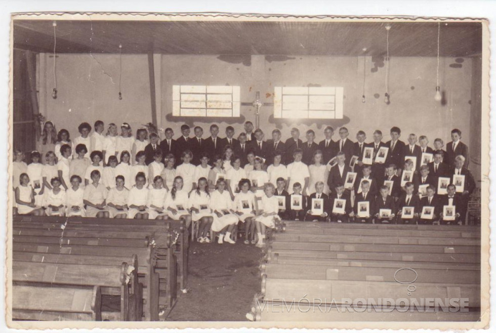 || Grupo de confirmandos de 1969 da Comunidade Evangélica Martin Luther, de Marechal Cândido Rondon, em outubro de 1969.
Ao fundo, junto ao cruzeiro o pastor Joachen Pawelke.
Imagem: Acervo Uschi Bofinger - Alemanha - FOTO 3 -