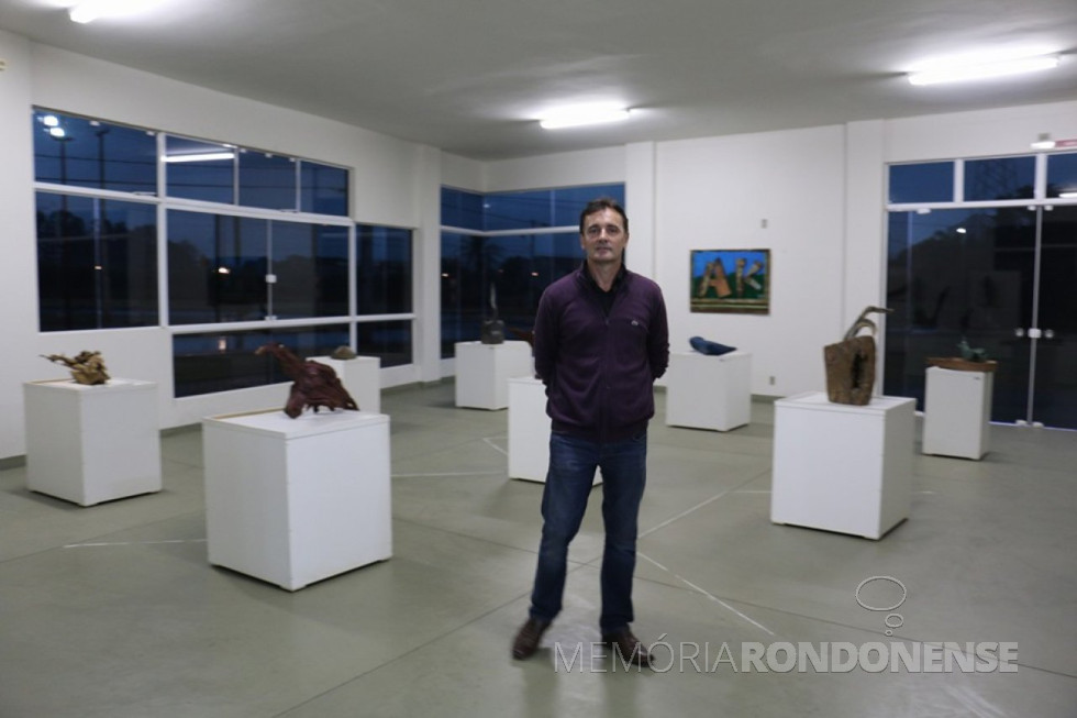 || Artista rondonense Ataídes Kist, em foto na sua exposição no Museu Histórico Willy Barth, na cidade de Toledo, em agosto de 2018.
Imagem: Acervo O Presente - FOTO 21 -