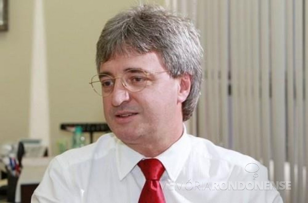 || Juíz de Direito, Roberto Portugal Bacellar, hoje desembargador do TJ-PR, que administrou a aula inaugural do Curso de Direito da Unioeste - PR, em maio de 2003.
Imagem: Acervo Cabanellos - FOTO 7 -