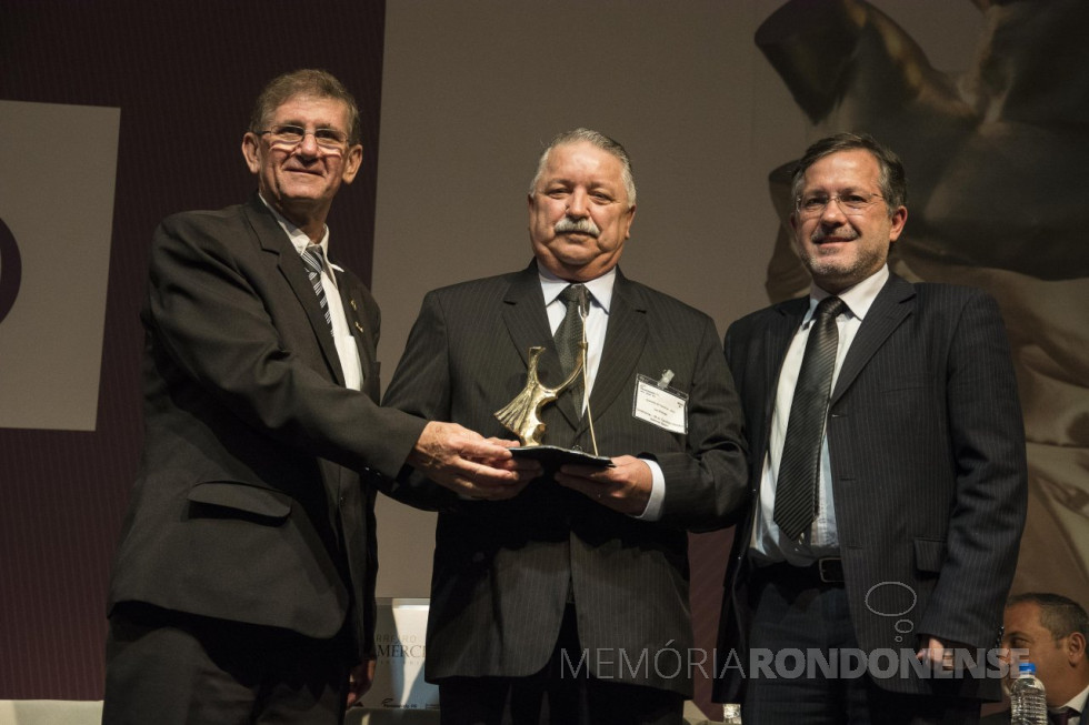 || Empresário rondonense Ivo Krause (c) com o troféu