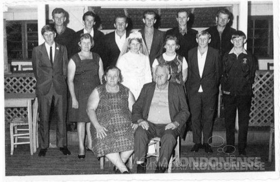 || Pioneiro Hugo Alfredo Freitag, falecido em junho de 1985, na foto, com esposa Selma e os filhos (da esquerda à direita): Waldemar Norberto, Mario Abílio, Reinaldo Alfredo, Lauro Bruno, Rubem Erno, as filhas Amélia Norma, Marlena Helma (noiva) e Neli Lilly, Pedro Jorge e Adolfo Rudolfo. Imagem: Acervo de Otti Beno Freitag - FOTO 5 -