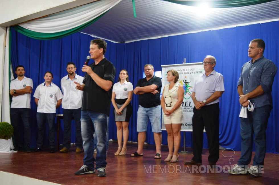 || Prefeito municipal Jones Heiden fazendo a abertura oficial do 24º Campeonato Municipal de Futsal de Entre Rios do Oeste. 
Imagem: Acervo Assessoria de Imprensa - PM-ERO - FOTO 17 - 