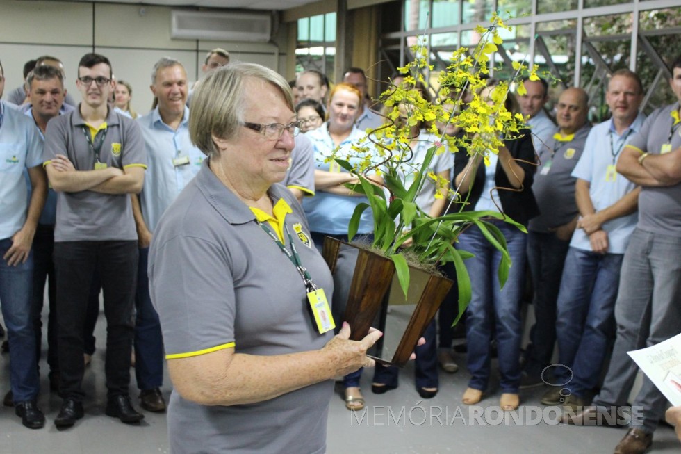 || Dulci Debona agradecendo a homenagem pelos seus 45 anos como funcionária da Copagril.
Imagem: Acervo Imprensa Copagril - Crédito Carina Ribeiro - FOTO 22 -