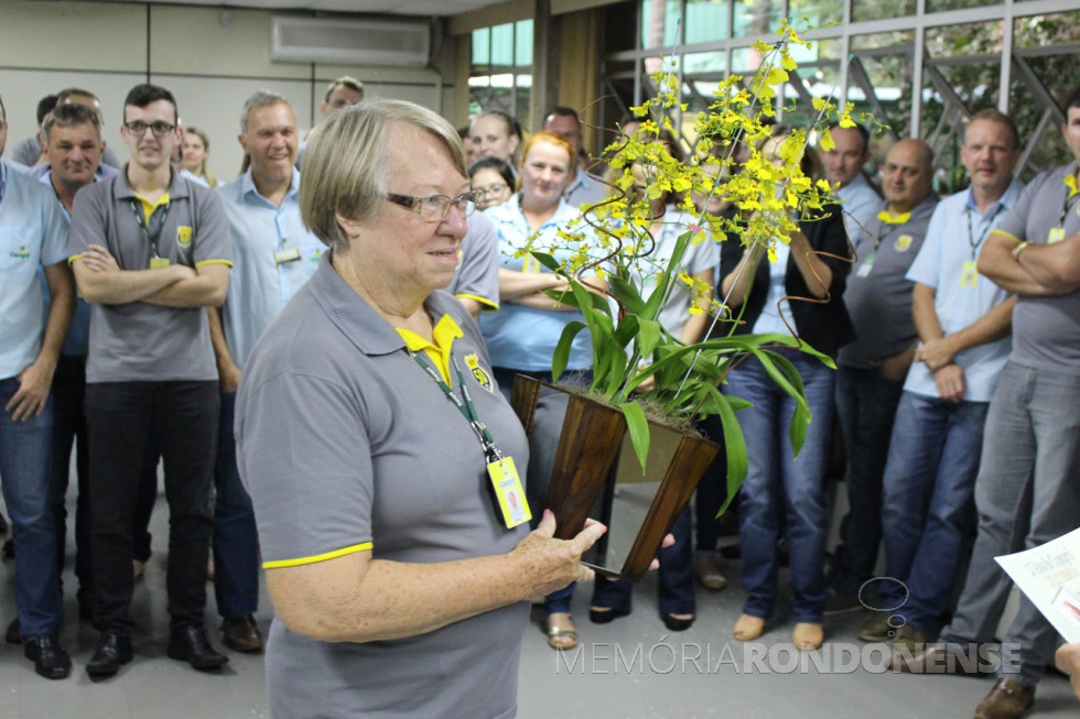 || Dulci Debona agradecendo a homenagem pelos seus 45 anos como funcionária da Copagril, em maio de 2018.
Imagem: Acervo Imprensa Copagril - Crédito Carina Ribeiro - FOTO 24 -